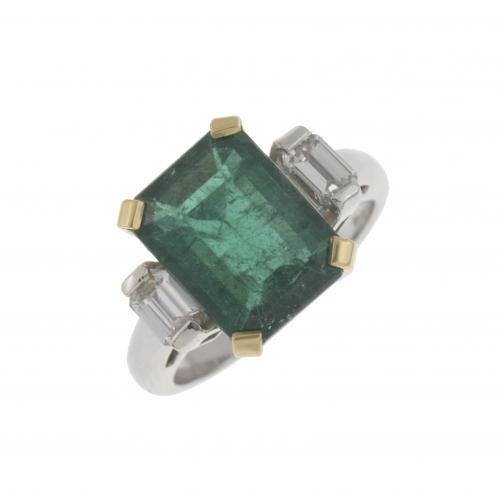 RING WITH EMERALD AND TWO SIDE DIAMONDS.