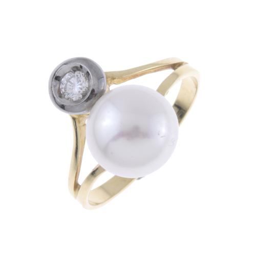 RING WITH PEARL AND DIAMOND.