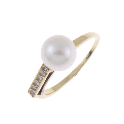 RING WITH PEARL AND DIAMONDS.