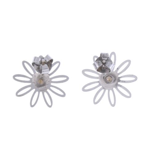 DAISY-SHAPED EARRINGS.