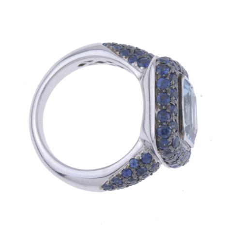 LARGE RING WITH AQUAMARINE AND SAPPHIRES.