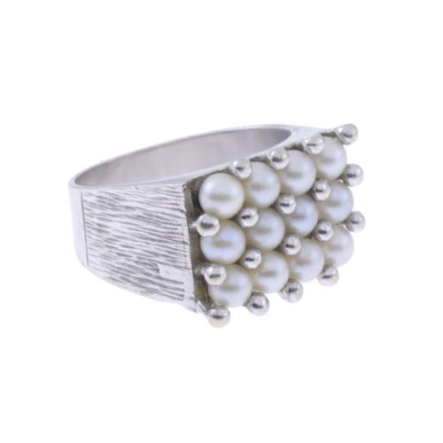 SIGNET RING WITH PEARLS.