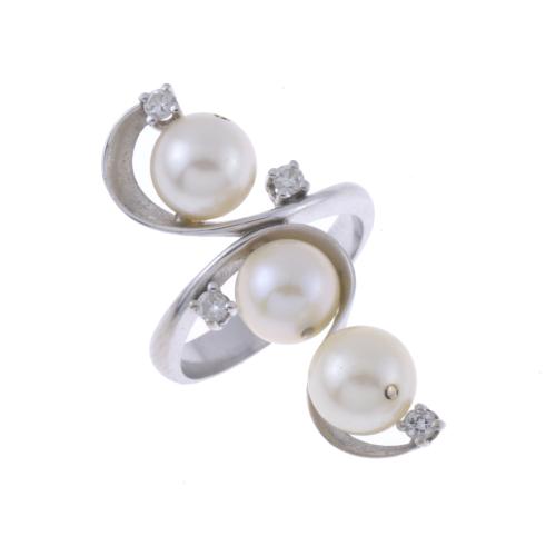 PEARLS AND DIAMONDS SHUTTLE RING.