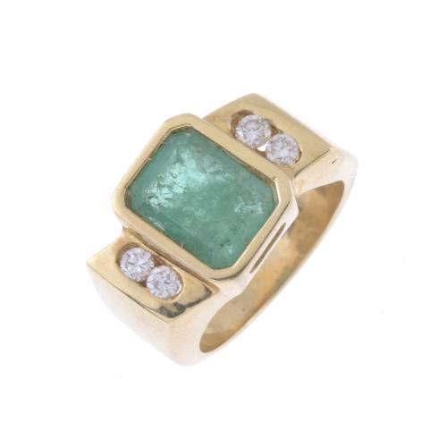 RING WITH EMERALD AND DIAMONDS.