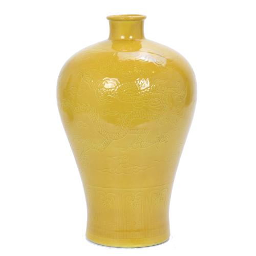 CHINESE YELLOW FAMILY VASE, QING DYNASTY STYLE.