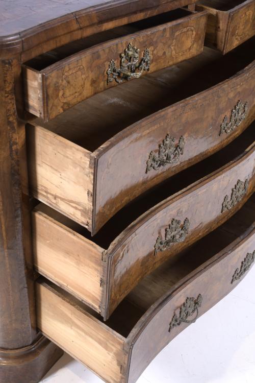 FRENCH REGENCY CHEST OF DRAWERS, CIRCA 1720-1730.