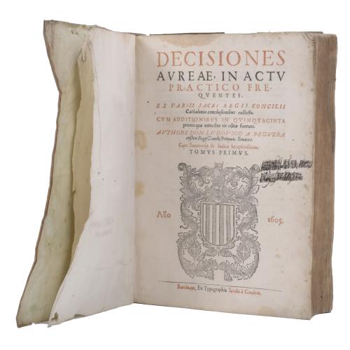 DECISIONES AUREAE, IN ACTU PRACTICO FREQUENTES. EX VARIIS SACRI REGII CONCILII CATHALONIAE CONCLUSIONIBUS COLLECTA. CUM ADDITIONIBUS IN QUINQUAGINTA PRIORES QUAE ANTEA FINE EIS EDITAE FUERUNT. = CATHALONIA SENATUS CONCLUSIONIBUS. 1605