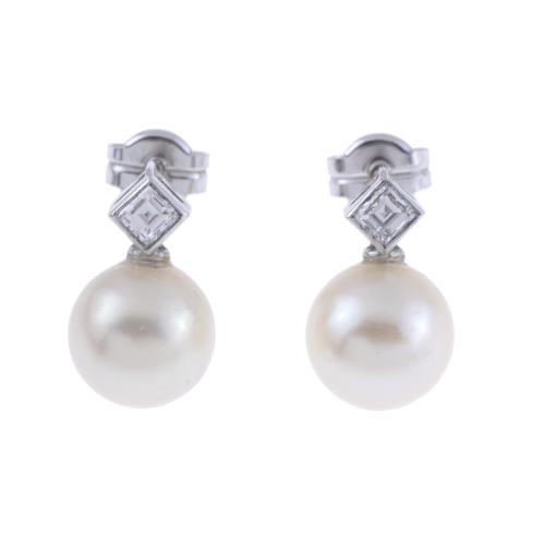 PEARL AND DIAMOND EARRINGS.