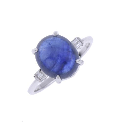 RING WITH SAPPHIRE.