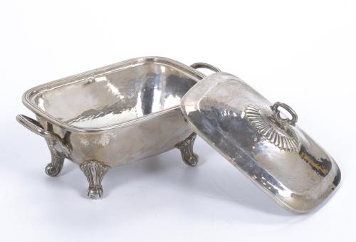 ENGLISH SILVER SAUCEBOAT WITH LID, CIRCA 1900 - 1925. 