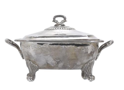 SALSERA DE PLATA CON TAPA INGLESA, CIRCA. 1900 - 1925.