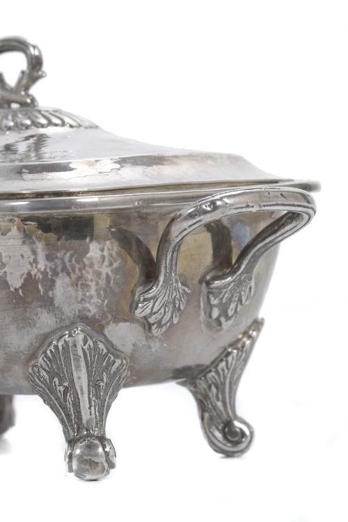 ENGLISH SILVER SAUCEBOAT WITH LID, CIRCA 1900 - 1925. 