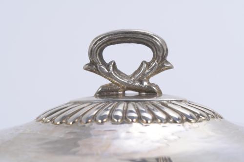 ENGLISH SILVER SAUCEBOAT WITH LID, CIRCA 1900 - 1925. 