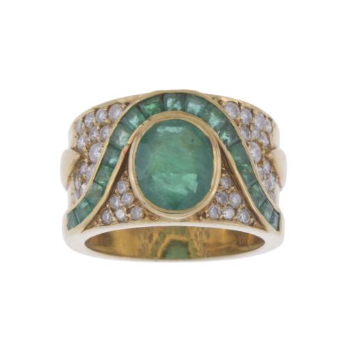 RING WITH EMERALDS AND DIAMONDS PAVÉ.