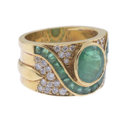 RING WITH EMERALDS AND DIAMONDS PAVÉ.