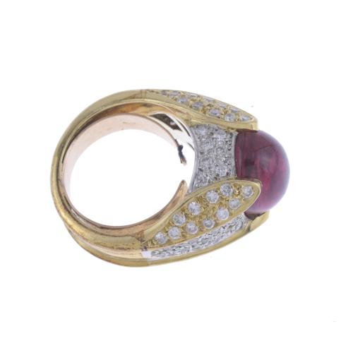 BICOLOUR PYRAMID-SHAPED RING WITH CABOCHON TOURMALINE.