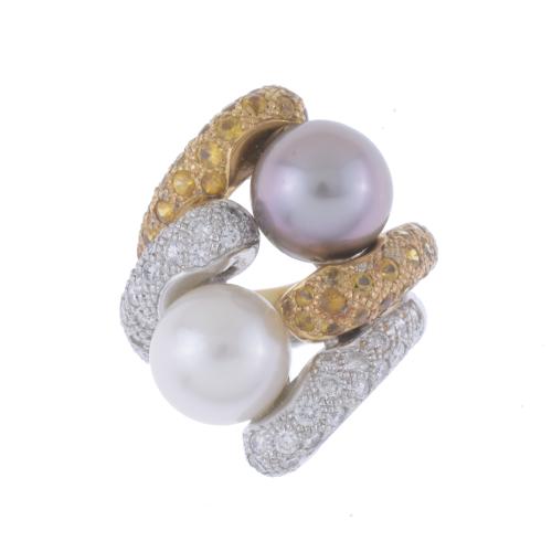 BICOLOUR RING WITH DIAMONDS PAVÉ AND TWO PEARLS.