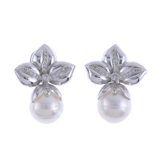 PENDIENTES CON PERLA AUSTRALIANA Y DIAMANTES.