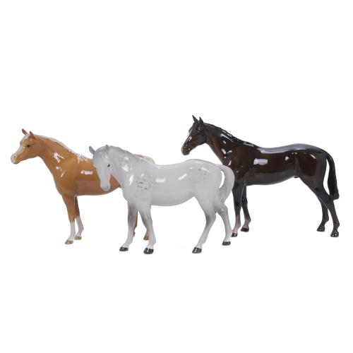 TRES CABALLOS EN PORCELANA INGLESA DE BESWICK, SIGLO XX.