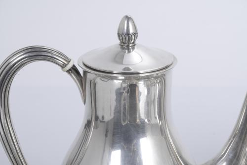 COFFEE SET WITH SILVER TRAY, 20TH CENTURY. 