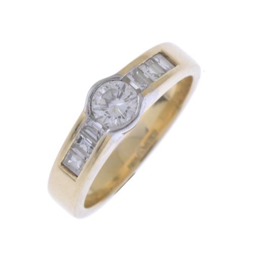 HALF WEDDING RING WITH CENTRAL DIAMOND.