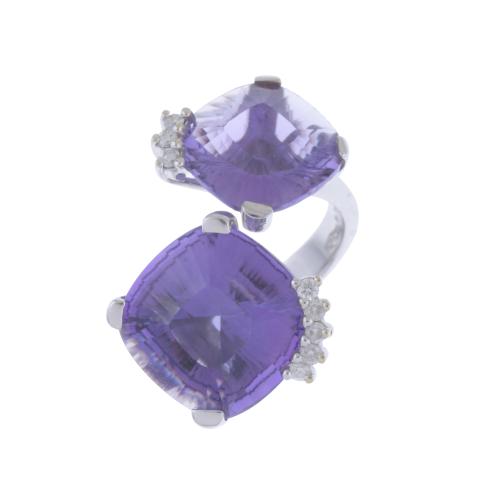 RING WITH TWO AMETHYSTS AND DIAMONDS.