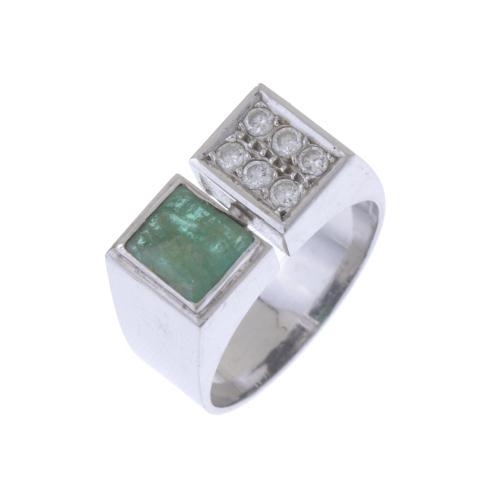 SIGNET RING WITH EMERALD AND DIAMONDS.