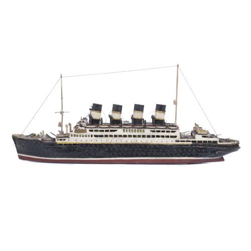 MAQUETA DEL TRASANLÁNTICO BRITÁNICO RMS LUSITANIA, CIRCA 1950.