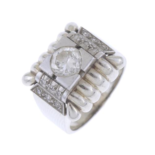 SIGNET RING IN WHITE GOLD AND DIAMONDS