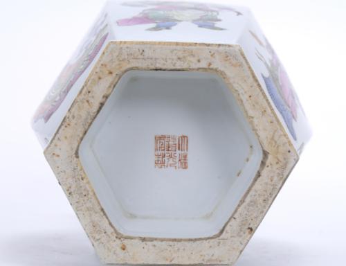 CHINESE PORCELAIN VASE, 19TH CENTURY. 