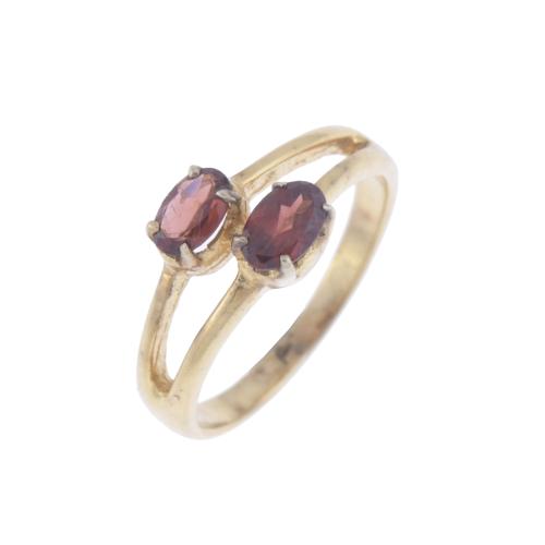 GOLD AND GARNETS RING.