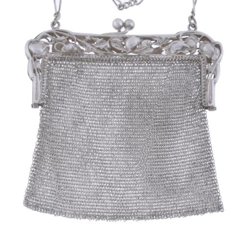  ART NOUVEAU SILVER MESH BAG, CIRCA 1910. 