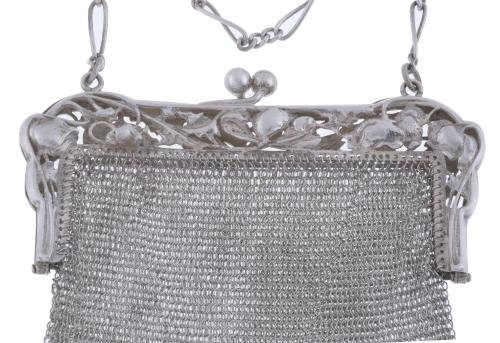  ART NOUVEAU SILVER MESH BAG, CIRCA 1910. 