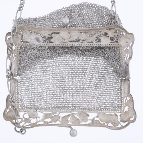  ART NOUVEAU SILVER MESH BAG, CIRCA 1910. 