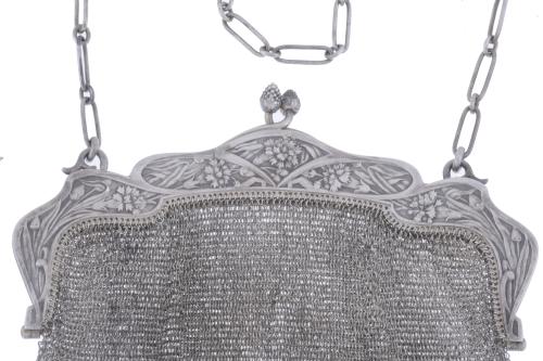  ART NOUVEAU SILVER MESH BAG, CIRCA 1910. 