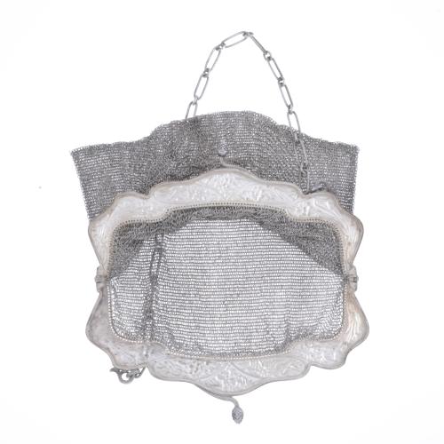  ART NOUVEAU SILVER MESH BAG, CIRCA 1910. 