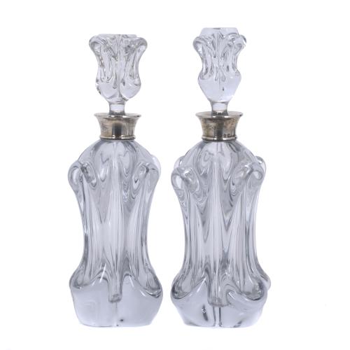 PAIR OF WHISKY BOTTLES IN GLASS, 20TH CENTURY. 