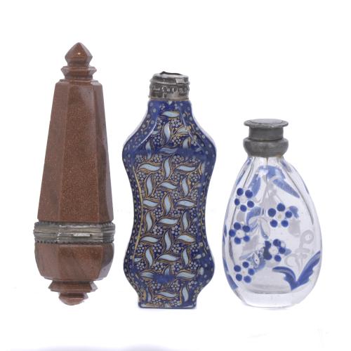 PAREJA DE FRASCOS DE PERFUME DEL SIGLO XIX Y ESTUCHE DE VIAJE DEL SIGLO XVIII.