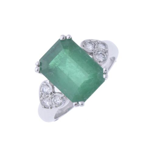 RING WITH LARGE EMERALD AND DIAMONDS