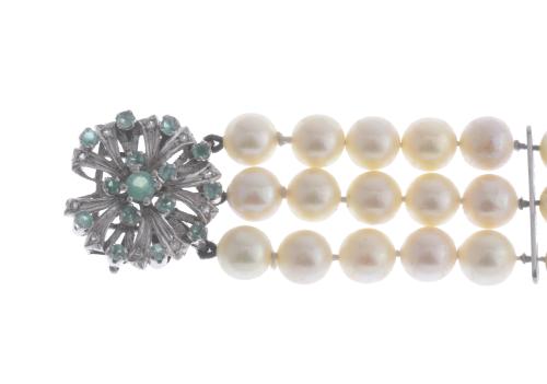 TRIPLE BRACELET WITH NATURAL PEARLS AND EMERALDS CLASP. 