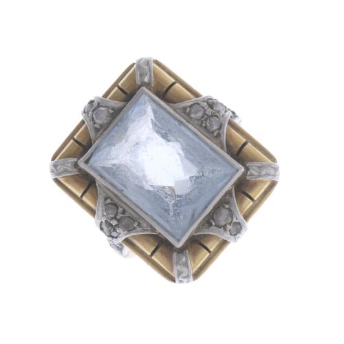 NOUCENTISTA RING WITH A LARGE CENTRAL AQUAMARINE AND DIAMONDS, CIRCA 1920.