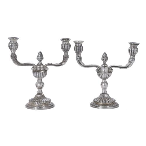 PAREJA DE CANDELABROS EN PLATA, SIGLO XX. 