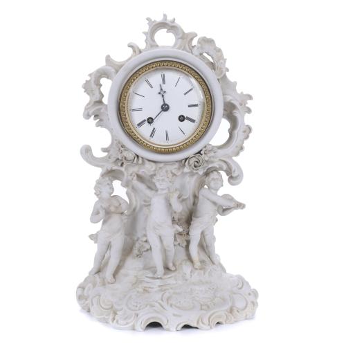 RELOJ DE SOBREMESA EN PORCELANA DE BISCUIT, PRIMERA MITAD SIGLO XX. 