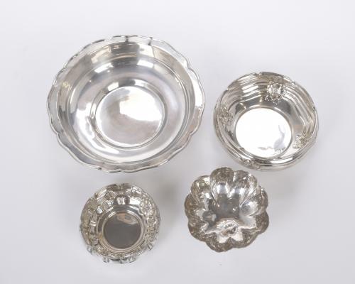 SET OF LEGUMES TRAY AND BOWLS IN SILVER, 20TH CENTURY.