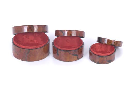 SET OF THREE SMALL CHINESE BOXES IN MARBLED LACQUER, 20TH C