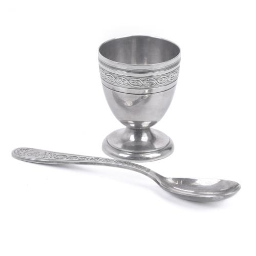 CHRISTOFLE. JUEGO DE HUEVERA Y CUCHARA EN PLATA, CIRCA 1930 - 1935.