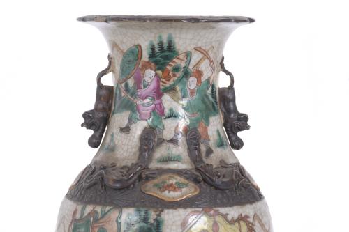 CHINESE NANJING PORCELAIN VASE, MID 20TH CENTURY.