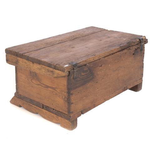 SMALL RUSTIC TRUNK, 20TH CENTURY.