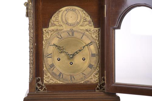 TABLE CLOCK AFTER ENGLISH MODELS, MID 20TH CENTURY.