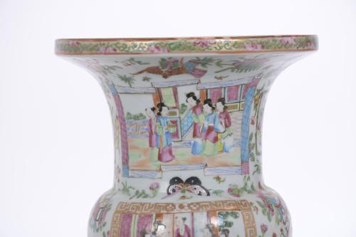 CHINESE VASE IN ROSE FAMILY CANTON PORCELAIN, 19TH CENTURY.